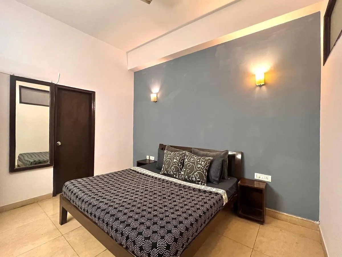 Gæstehus Room With Attach Washroom On Main Road- Rajiv Chowk Gurgaon