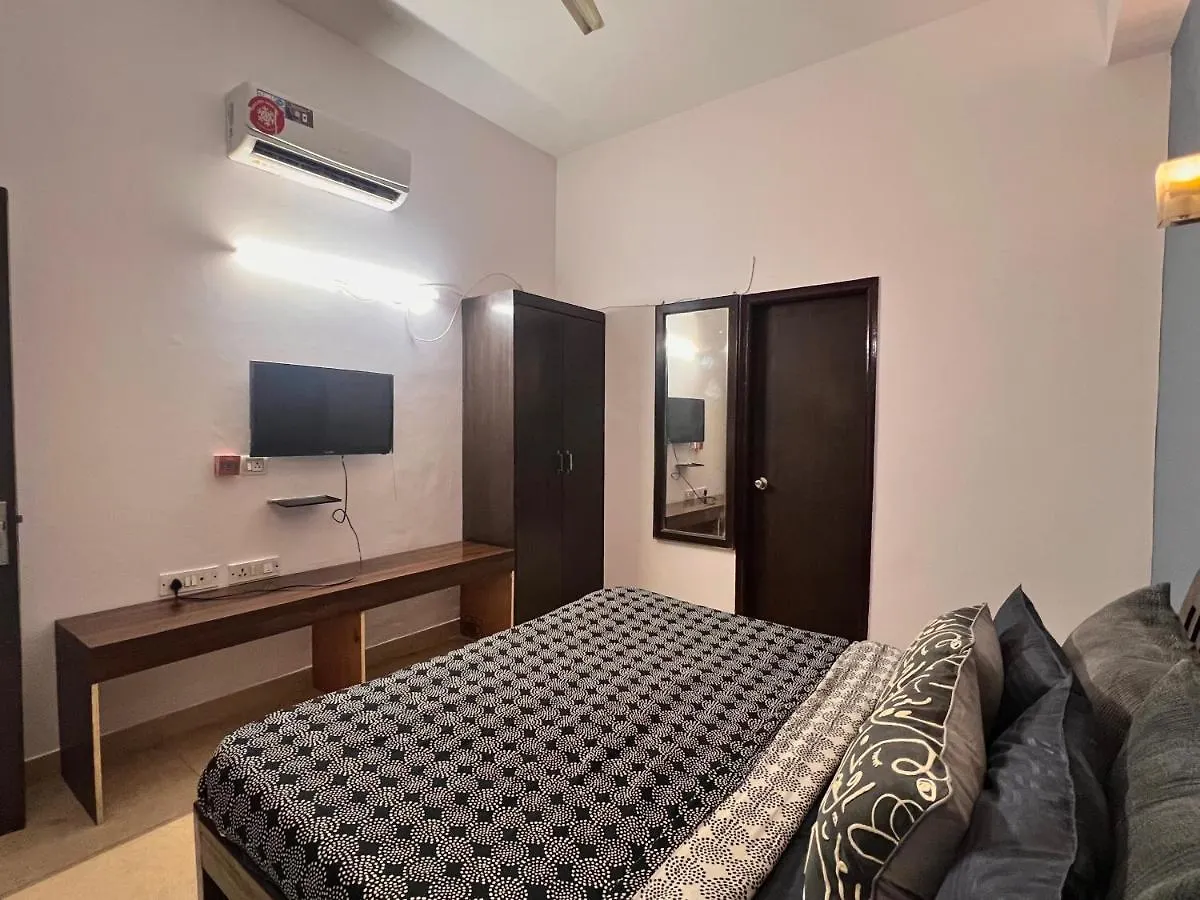 Room With Attach Washroom On Main Road- Rajiv Chowk Gurgaon