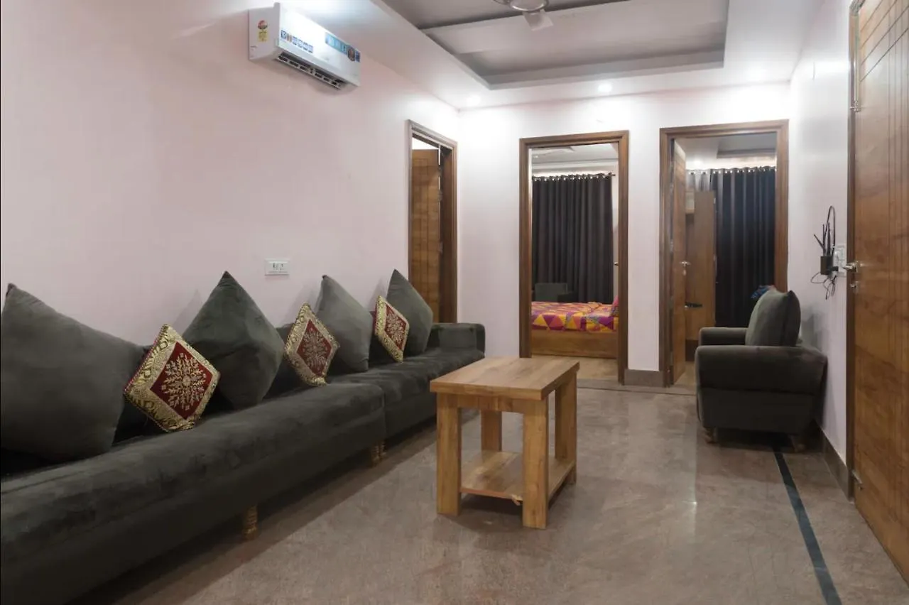 Gæstehus Room With Attach Washroom On Main Road- Rajiv Chowk Gurgaon