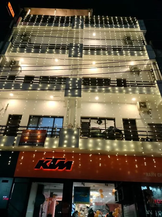 Room With Attach Washroom On Main Road- Rajiv Chowk Gurgaon